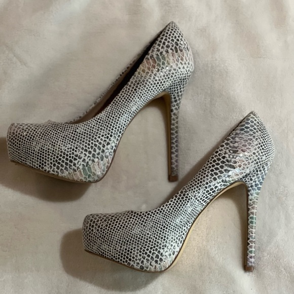 Steve Madden 'Nala' iridescent snake platform heel pumps. Size 9.5 - Picture 2 of 3